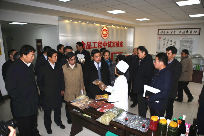 77参观食品工程中试实验室.jpg